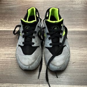 HUARACHE KIDS SNEAKERS SIZE 1Y, SON OUTGREW